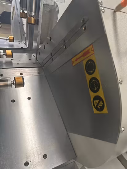 Máy làm cửa sổ UPVC tiên tiến với tính năng cắt nhôm tự động và cưa CNC