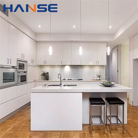 Tạo ra không gian bếp hiện đại với thiết kế tùy chỉnh, tủ bếp trắng hình chữ L và vật liệu PVC