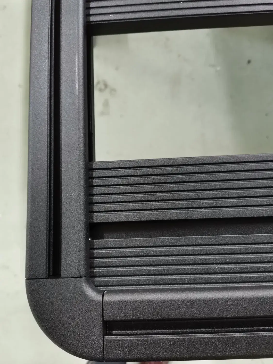 Giá đỡ mái phủ bột màu đen Alkasu Trung Quốc - Sản phẩm chất lượng từ nhà sản xuất uy tín