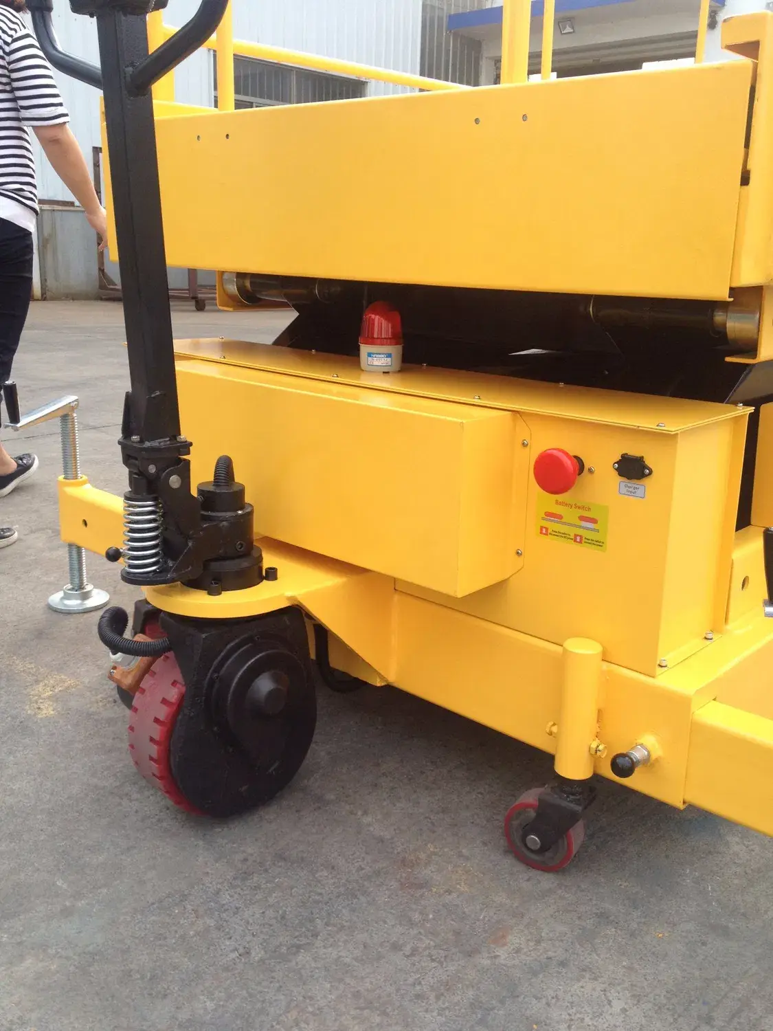 Thang nâng kéo 3m sử dụng điện hoàn toàn cho bảo trì ngoại trời