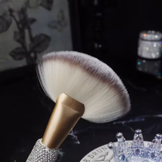Cọ trang điểm lông mềm như kim cương với đính đá tinh tế
