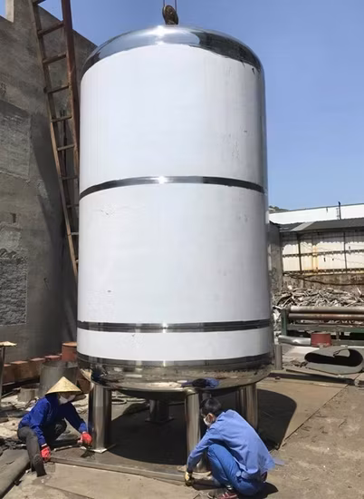 Bể lên men bằng vật liệu không gỉ, có khả năng gia nhiệt, khuấy trộn, làm mát và đựng chất lỏng