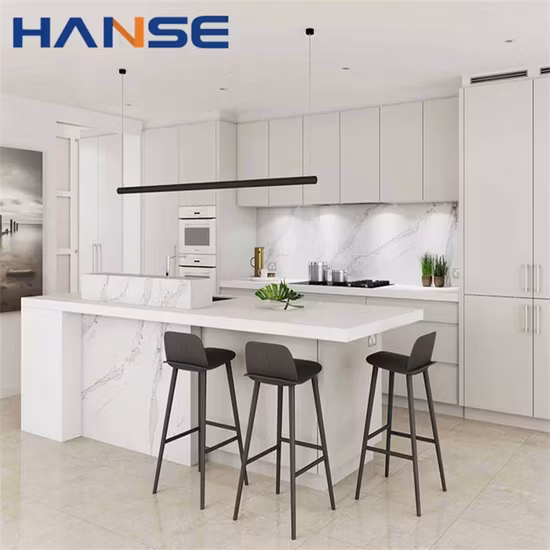Tạo ra không gian bếp hiện đại với thiết kế tùy chỉnh, tủ bếp trắng hình chữ L và vật liệu PVC