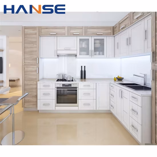 Tạo ra không gian bếp hiện đại với thiết kế tùy chỉnh, tủ bếp trắng hình chữ L và vật liệu PVC
