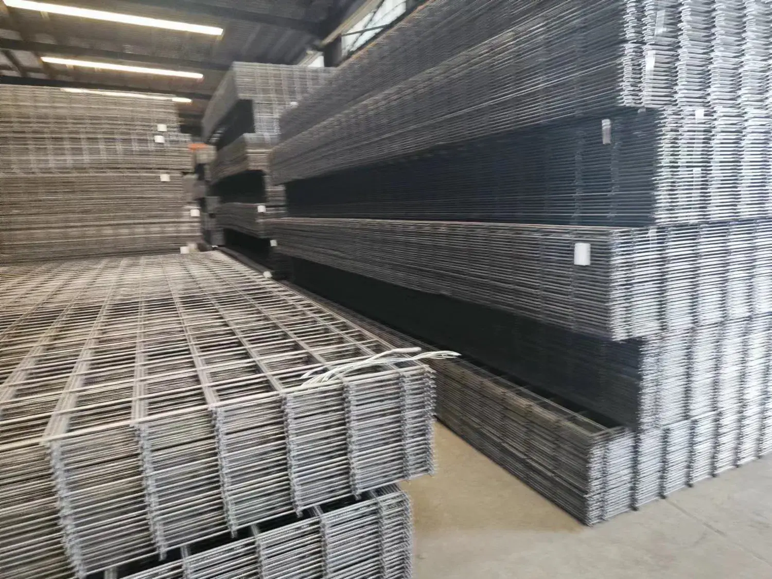Lưới thép gia cường giúp tăng độ bền cho tấm bê tông chống va đập hiệu quả