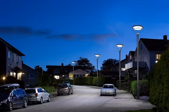 Đèn đường đi vườn năng lượng mặt trời 25W hình tròn lắp trên cột, sáng mạnh và tiết kiệm