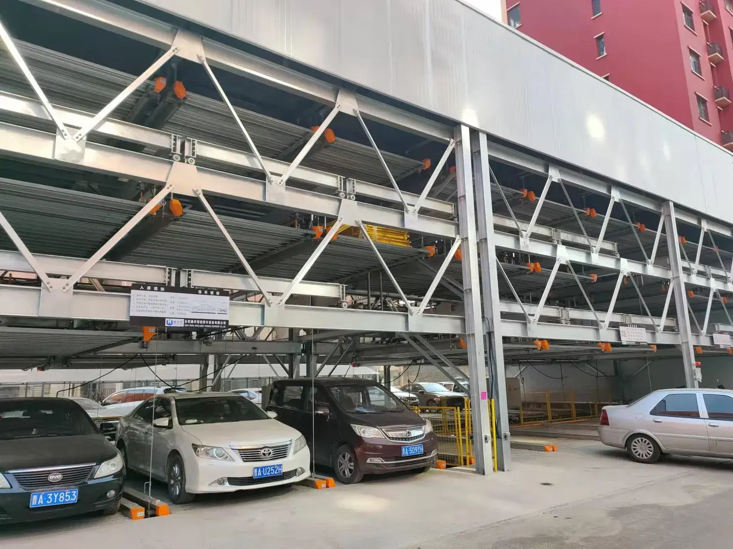6 lựa chọn hệ thống đỗ xe thang máy bằng vật liệu kim loại sáng tạo