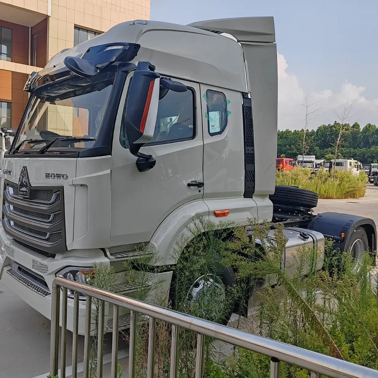 Xe tải kéo Sinotruk HOWO Nx 4X2 7 lốp 400/430HP Euro2 chuyên dụng cho đường xấu