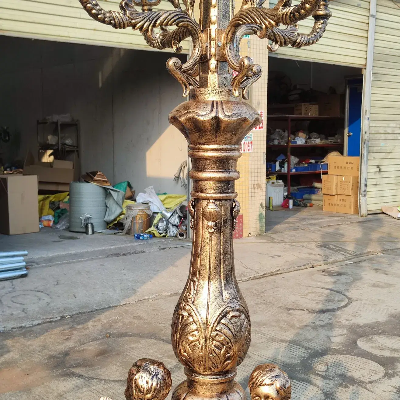 Đèn cột sắt đúc cổ điển: Nguyên liệu kim loại nhôm tạo ánh sáng ấm áp tinh tế