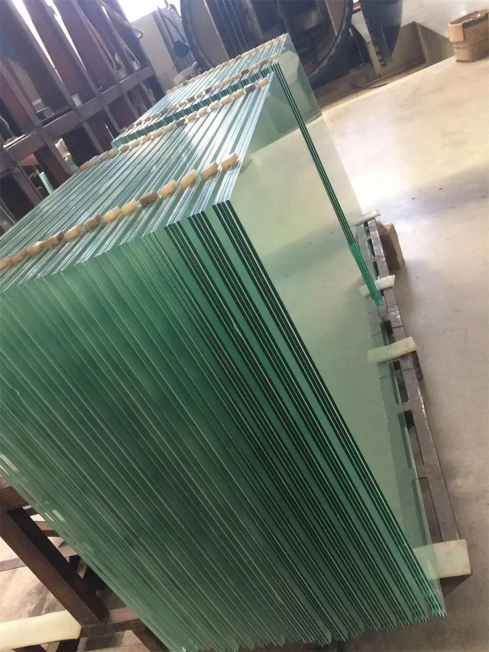 Kính an toàn cầu thang và lan can chịu lực, kính cường lực ban công