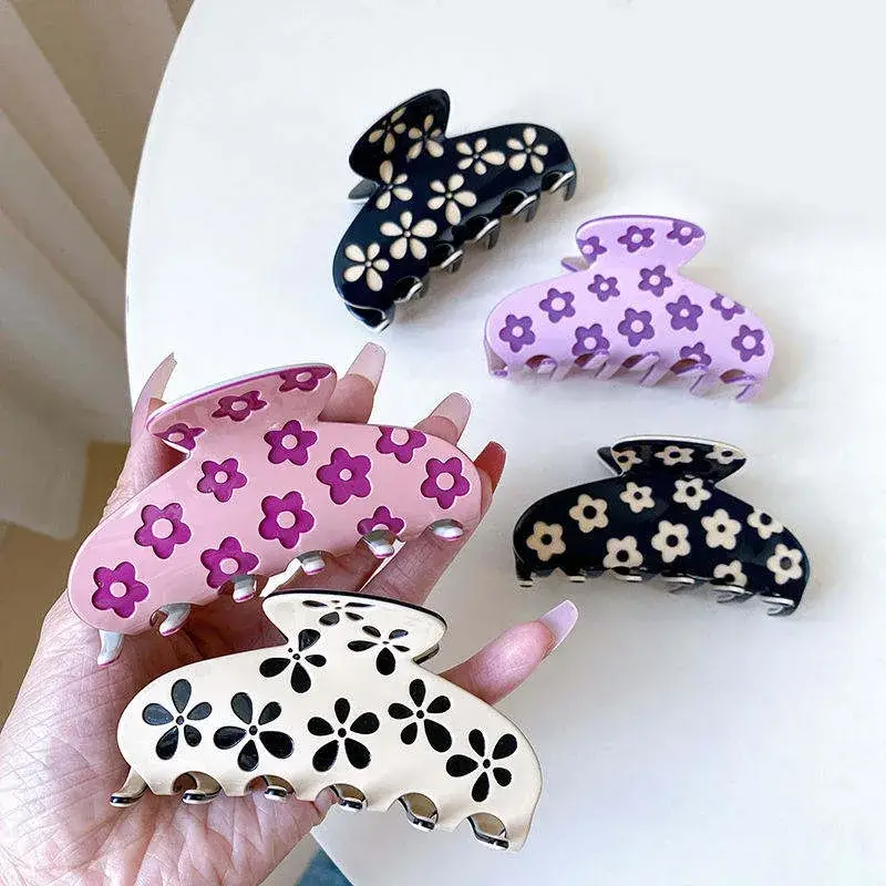 Kẹp tóc hoa từ chất liệu acetat Hàn Quốc cao cấp, phong cách sang trọng và có thể được điều chỉnh