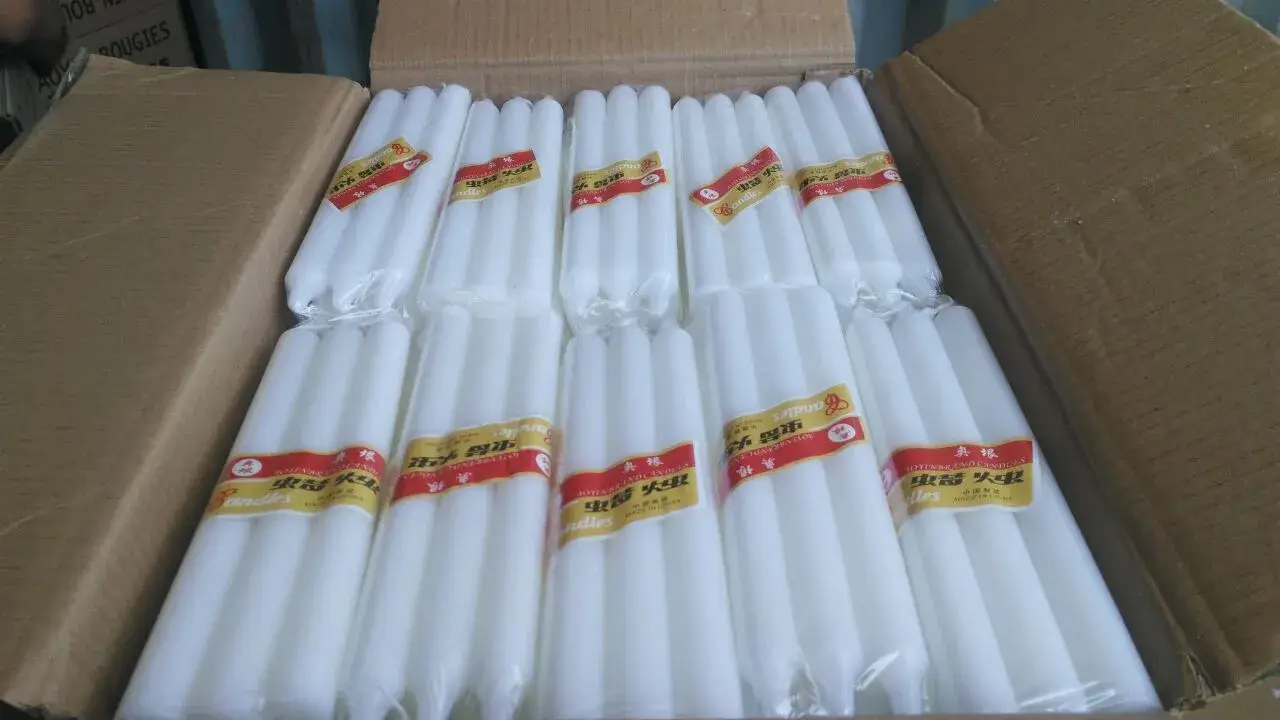 Bánh nến màu trắng không mùi dài 23cm tới chợ Comorin