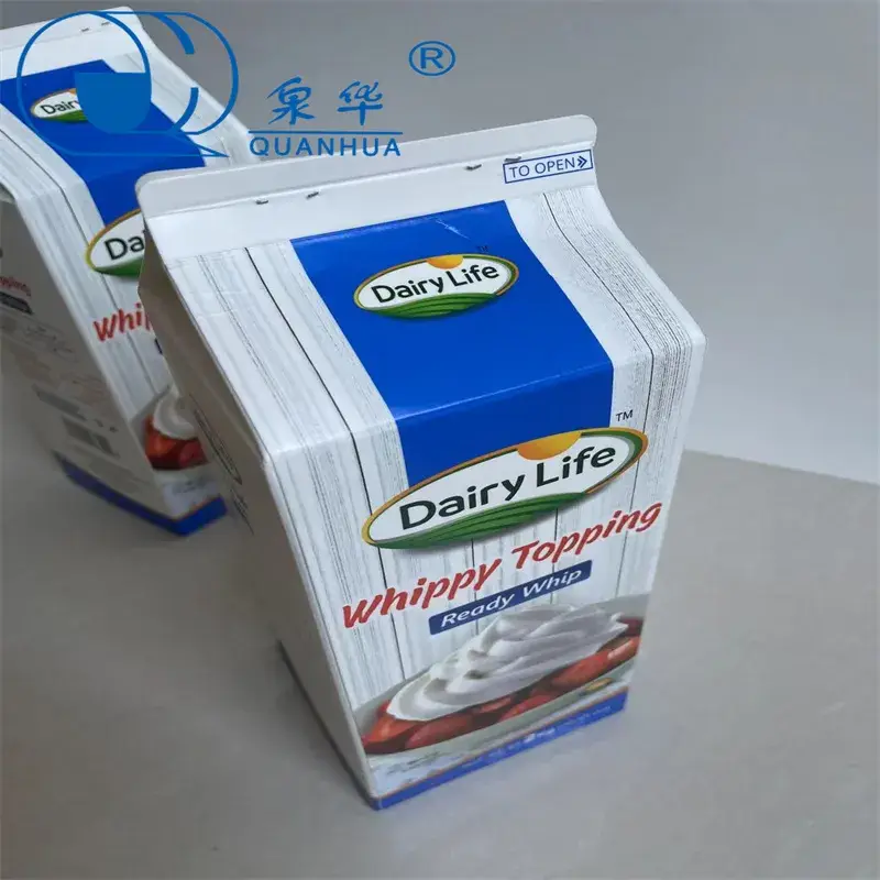 Đồ uống sữa chua phô mai kem, vi khuẩn Lactobacillus và nước trái cây trong bao bì hộp giấy