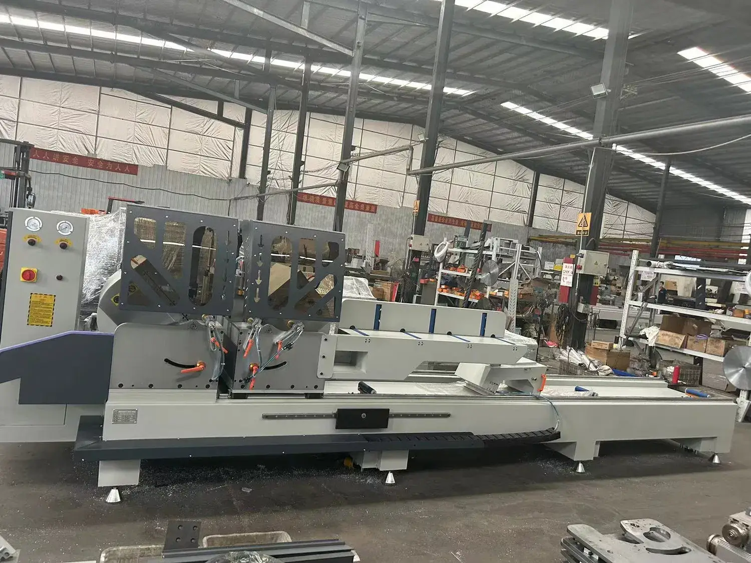 Máy làm cửa sổ UPVC tiên tiến với tính năng cắt nhôm tự động và cưa CNC