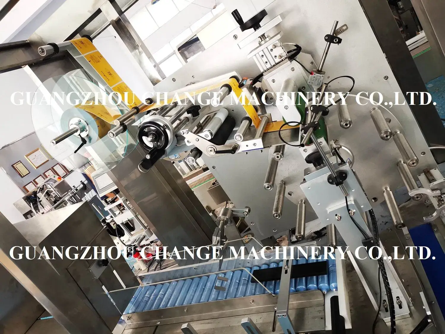 Máy dán nhãn cho ống nhựa mềm - Giải pháp dán nhãn chính xác và hiệu quả