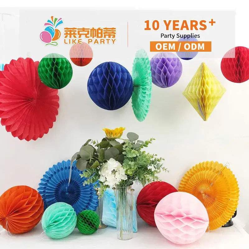 Garland đa màu sắc và bóng tổ ong treo trang trí sân khấu phòng khách cho bữa tiệc lễ hội