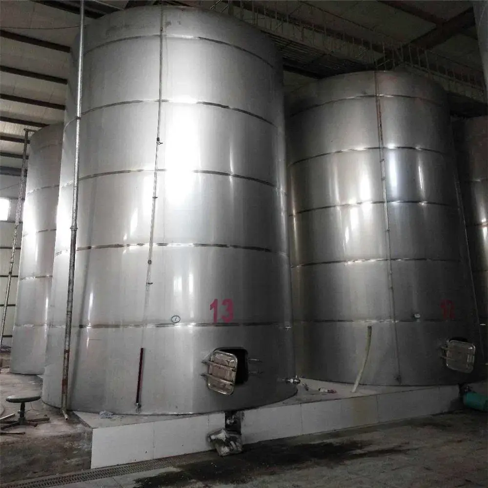 Bể lên men bằng vật liệu không gỉ, có khả năng gia nhiệt, khuấy trộn, làm mát và đựng chất lỏng
