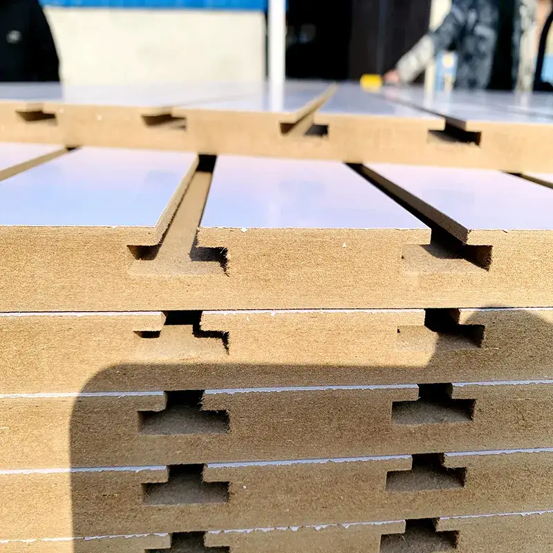 Bảng Melamine Slatwall khe MDF và nhôm: Sự lựa chọn hoàn hảo cho trưng bày sản phẩm của bạn