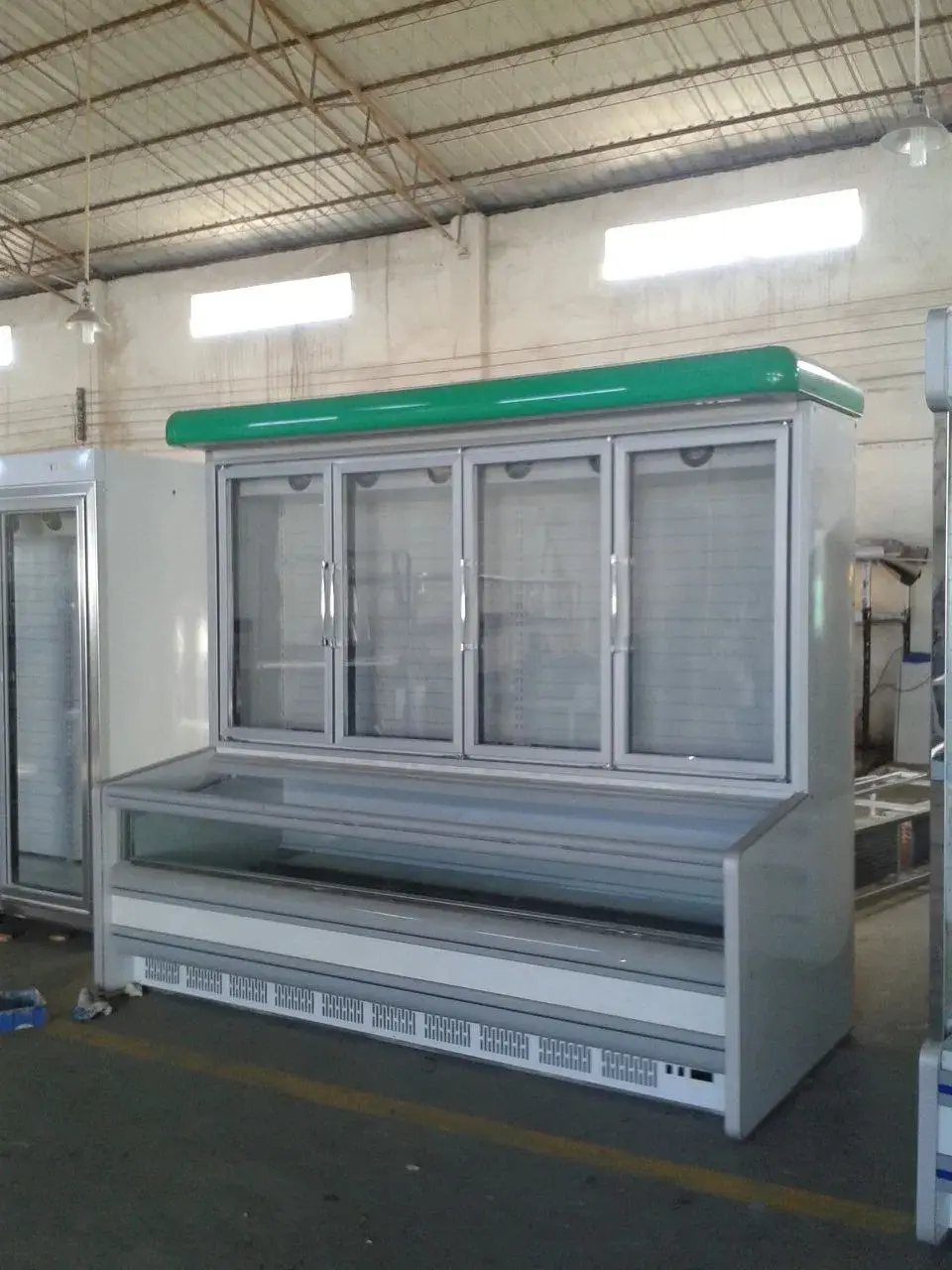 Tủ lạnh đảo và tủ đông sâu tạo nên không gian trưng bày lớn