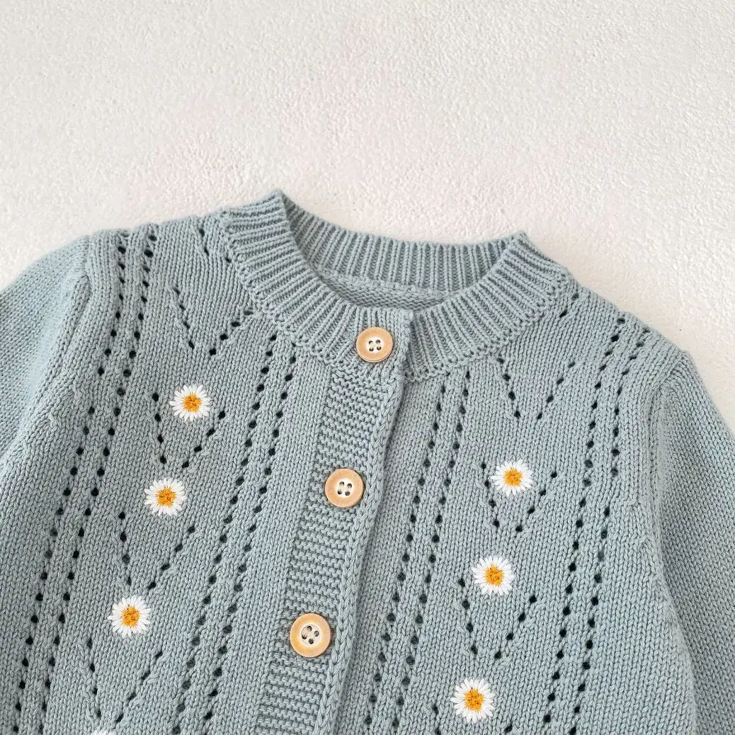 Trẻ sơ sinh: Áo len cotton màu xanh, quần áo thu đông và váy thêu hoa cúc rỗng cho bé gái