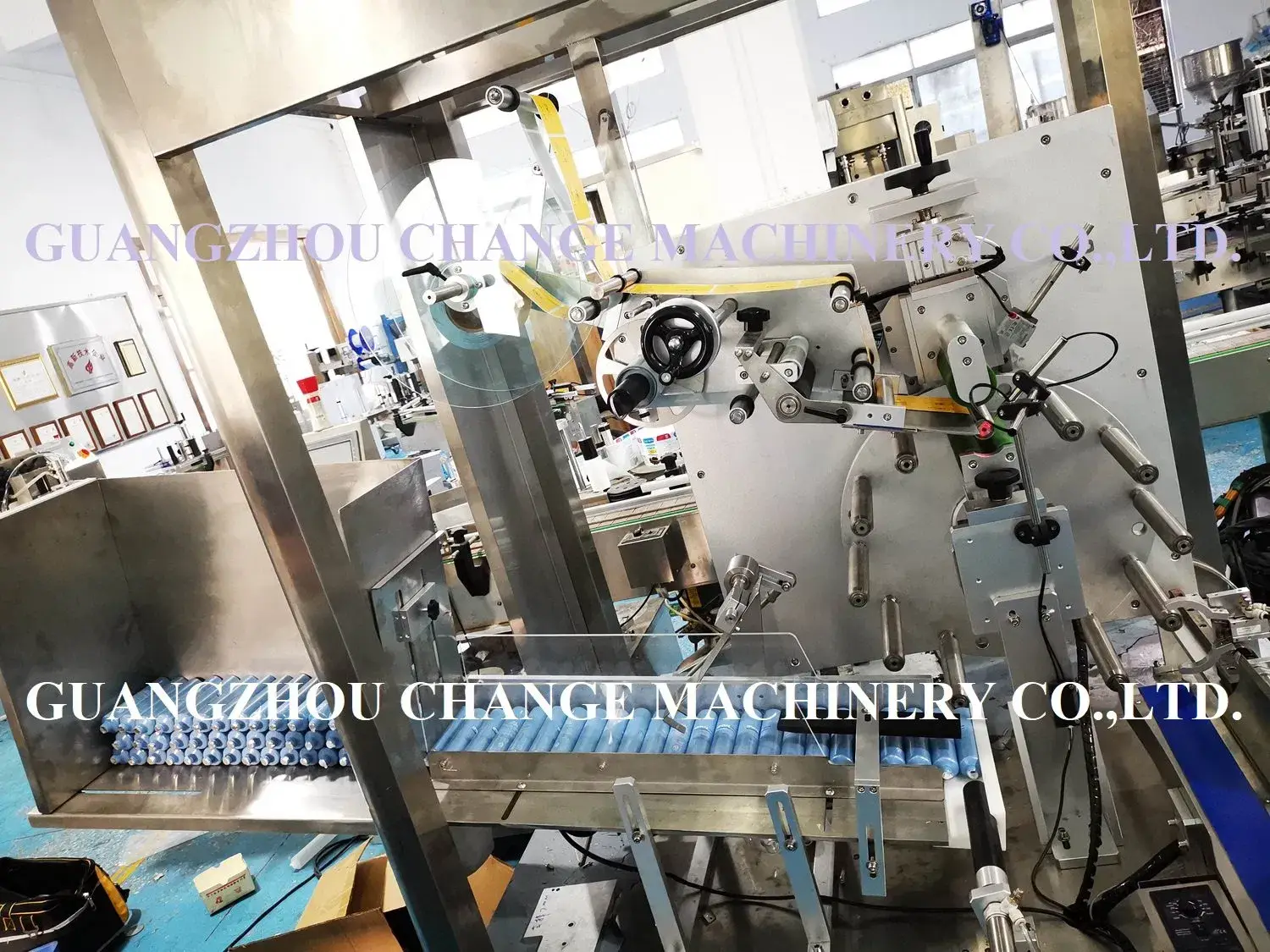 Máy dán nhãn cho ống nhựa mềm - Giải pháp dán nhãn chính xác và hiệu quả