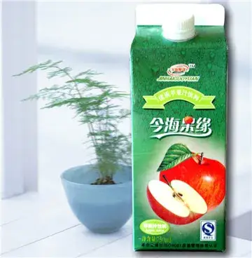 Đồ uống sữa chua phô mai kem, vi khuẩn Lactobacillus và nước trái cây trong bao bì hộp giấy