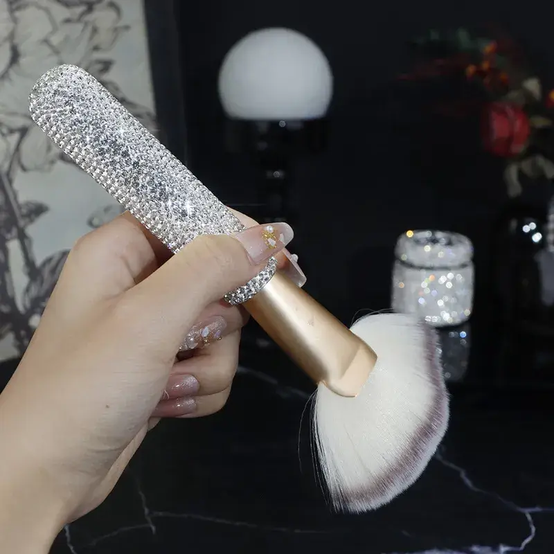 Cọ trang điểm lông mềm như kim cương với đính đá tinh tế