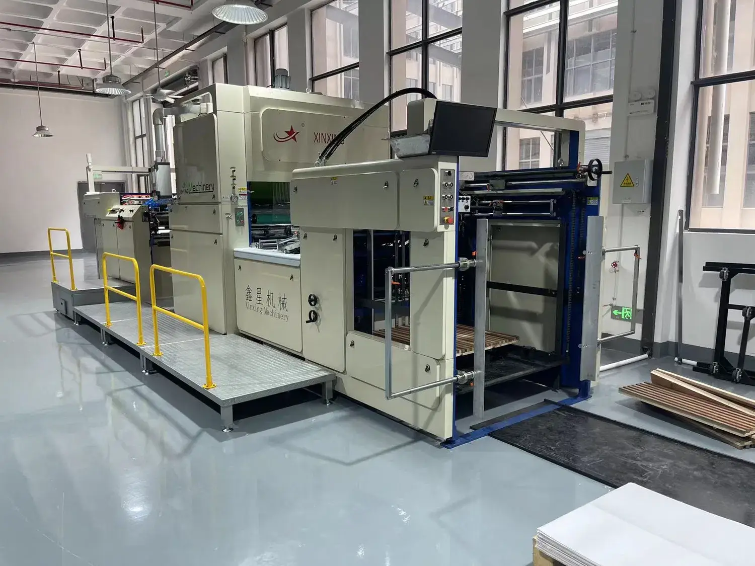 Máy cán phim BOPP tự động với cảm biến độ chất lượng cao và tính năng tự động nâng hạ chồng giấy