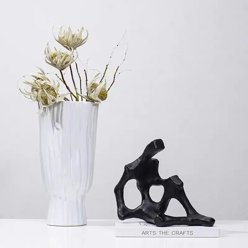 Bàn ăn phòng khách hiện đại được trang trí bằng hình người từ nhựa resin