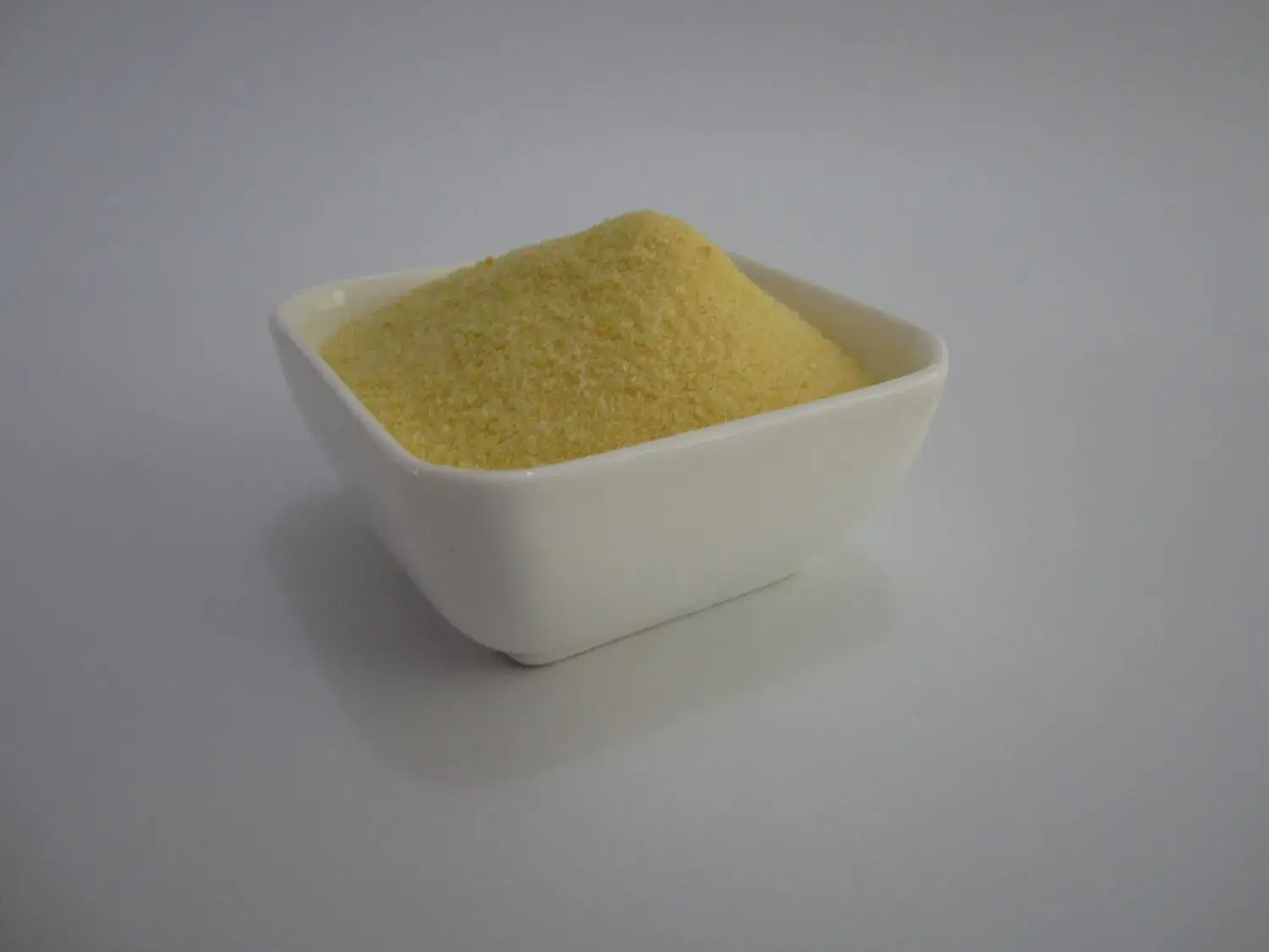 Phân bón NPK lỏng, dễ hòa tan trong nước với tỉ lệ NPK 20-20-20