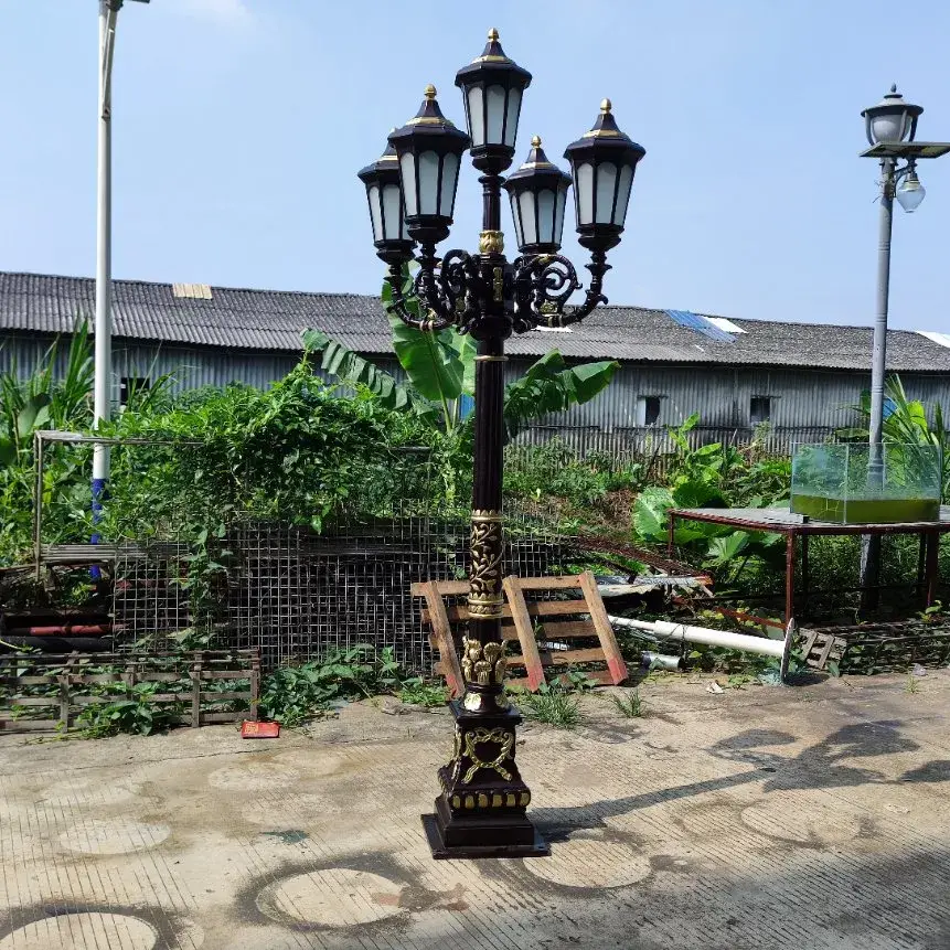 Đèn cột sắt đúc cổ điển: Nguyên liệu kim loại nhôm tạo ánh sáng ấm áp tinh tế