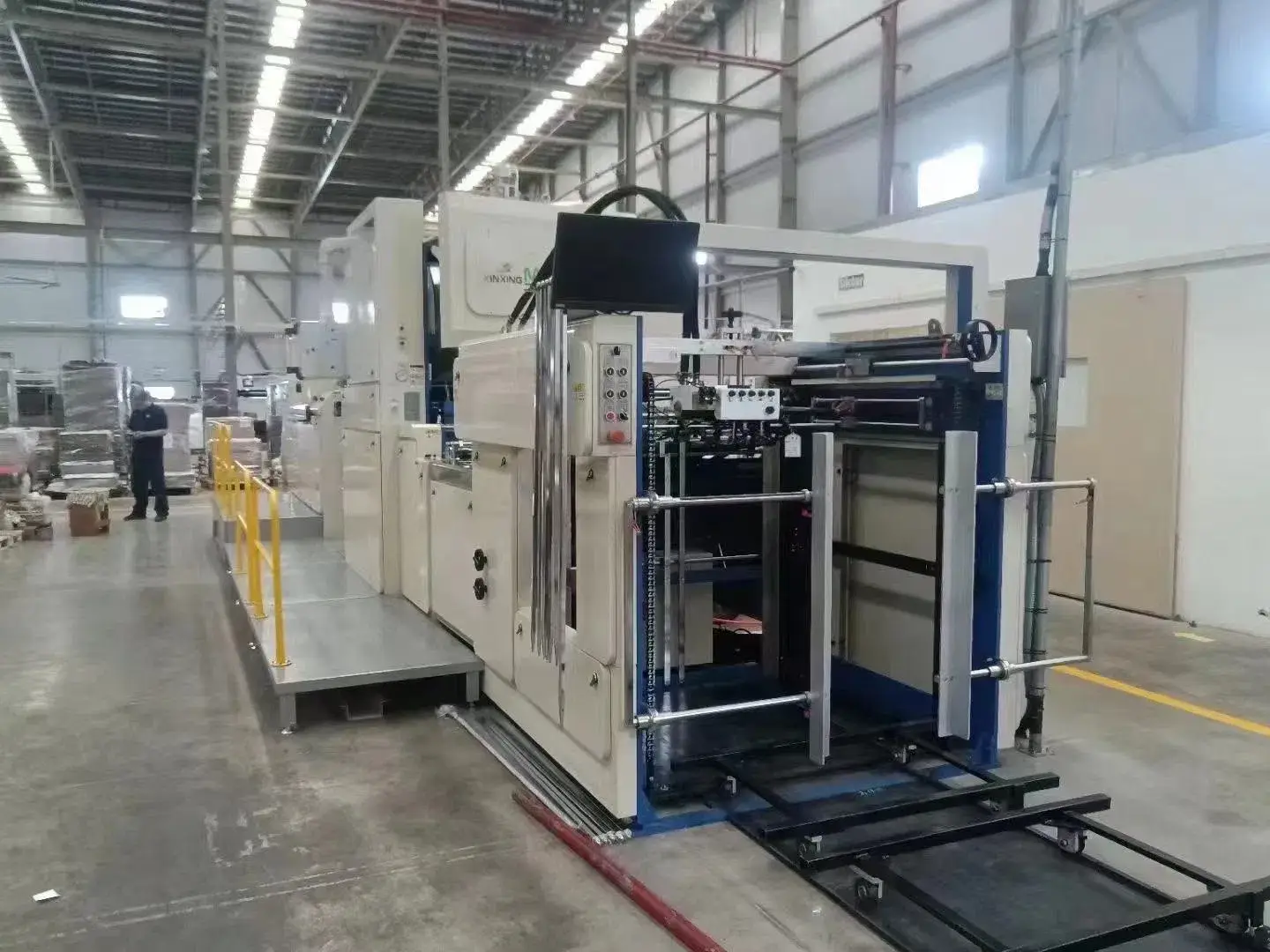 Máy cán màng tự động tiện lợi với tính năng dập nổi dễ sử dụng