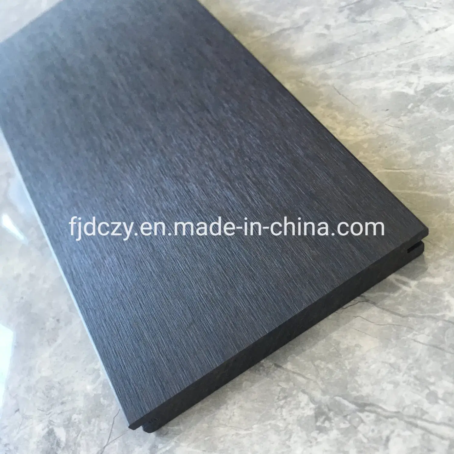 Sản phẩm sàn tre màu đỏ đậm chất lượng bền vững cho không gian ngoại thất