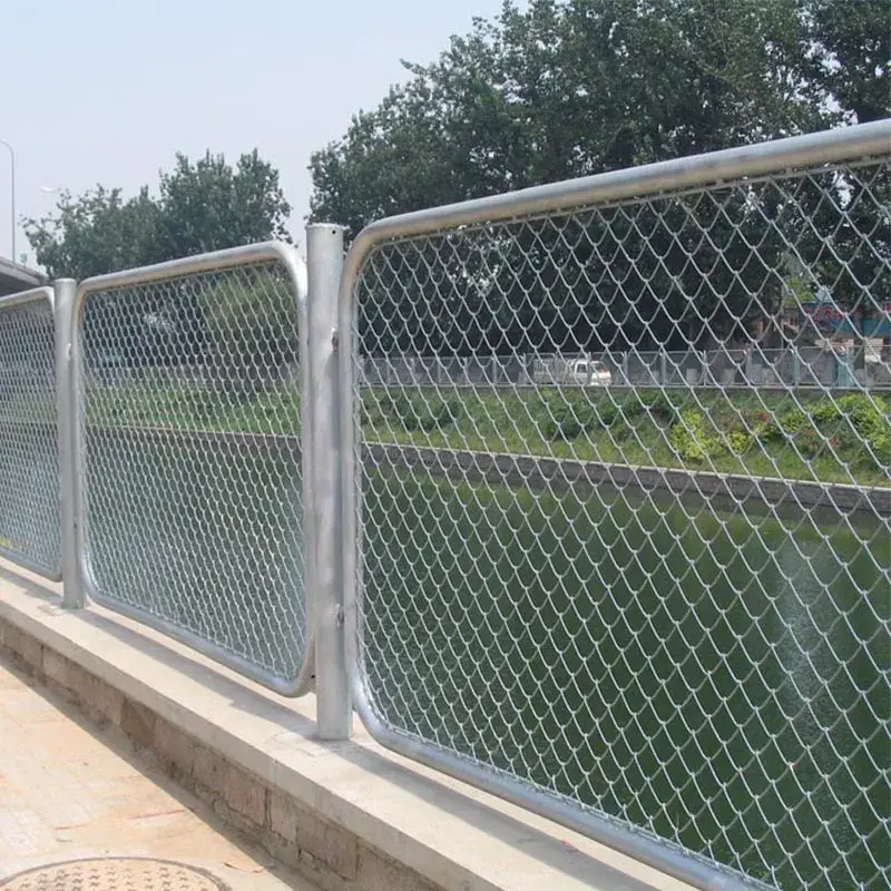 Lắp đặt hàng rào màu xanh dương, xanh lá cho vườn và cộng đồng một cách nhanh chóng