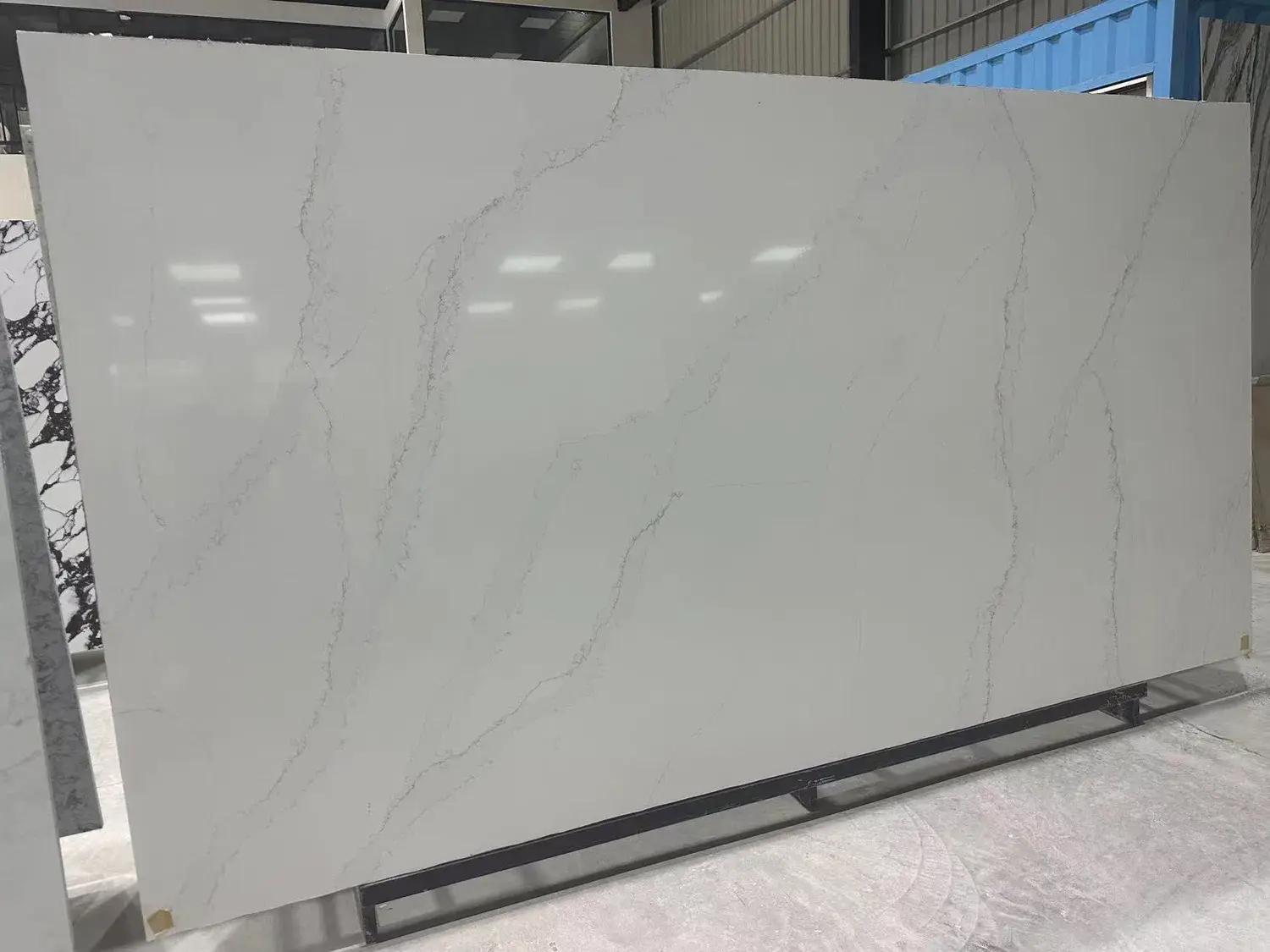 Quartz Tự Nhiên Có Vân - Phong Cách Trắng Tinh Khiết