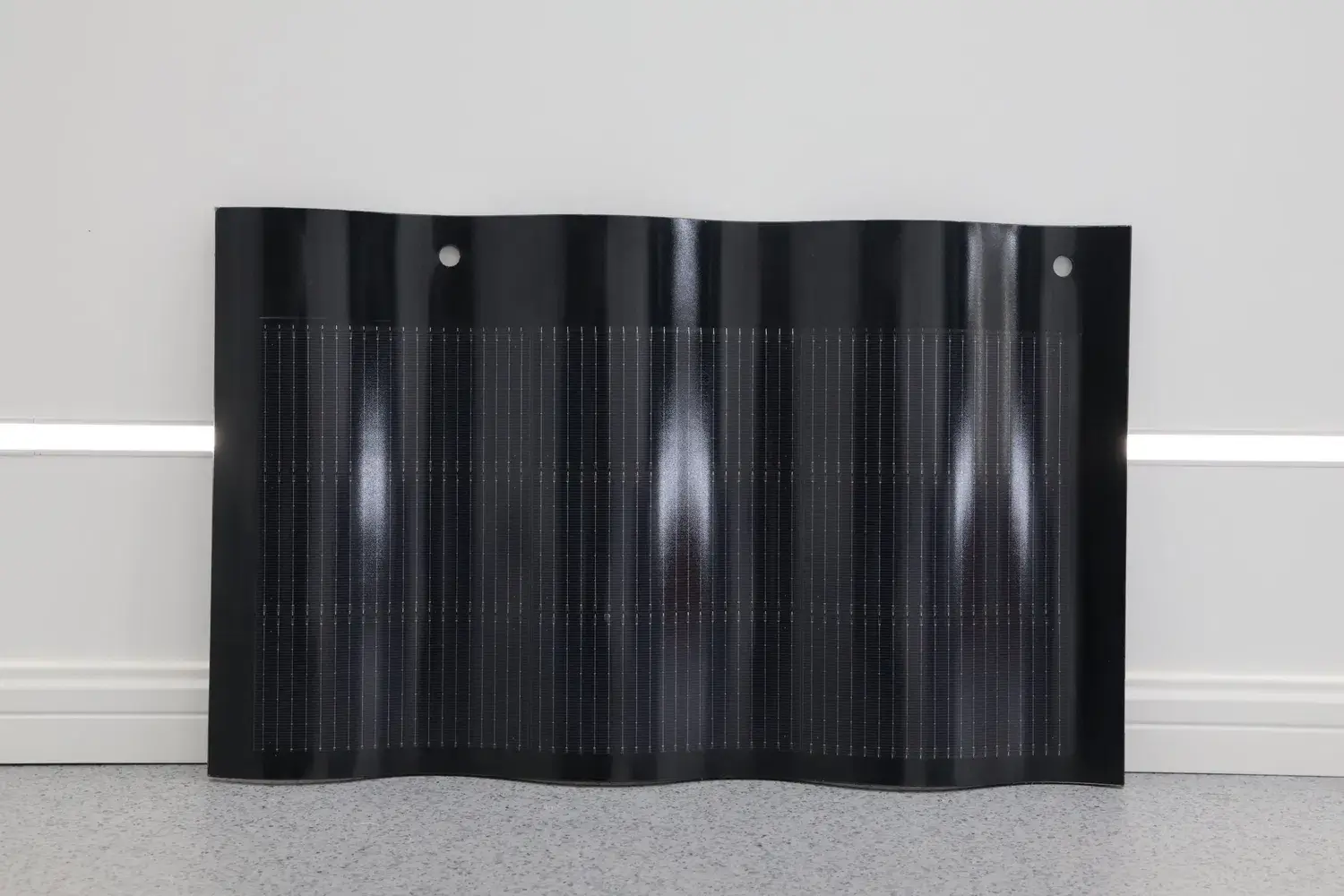 Ngói năng lượng mặt trời BIPV màu đen dạng mái cong - Lựa chọn công nghệ năng lượng xanh hiệu quả