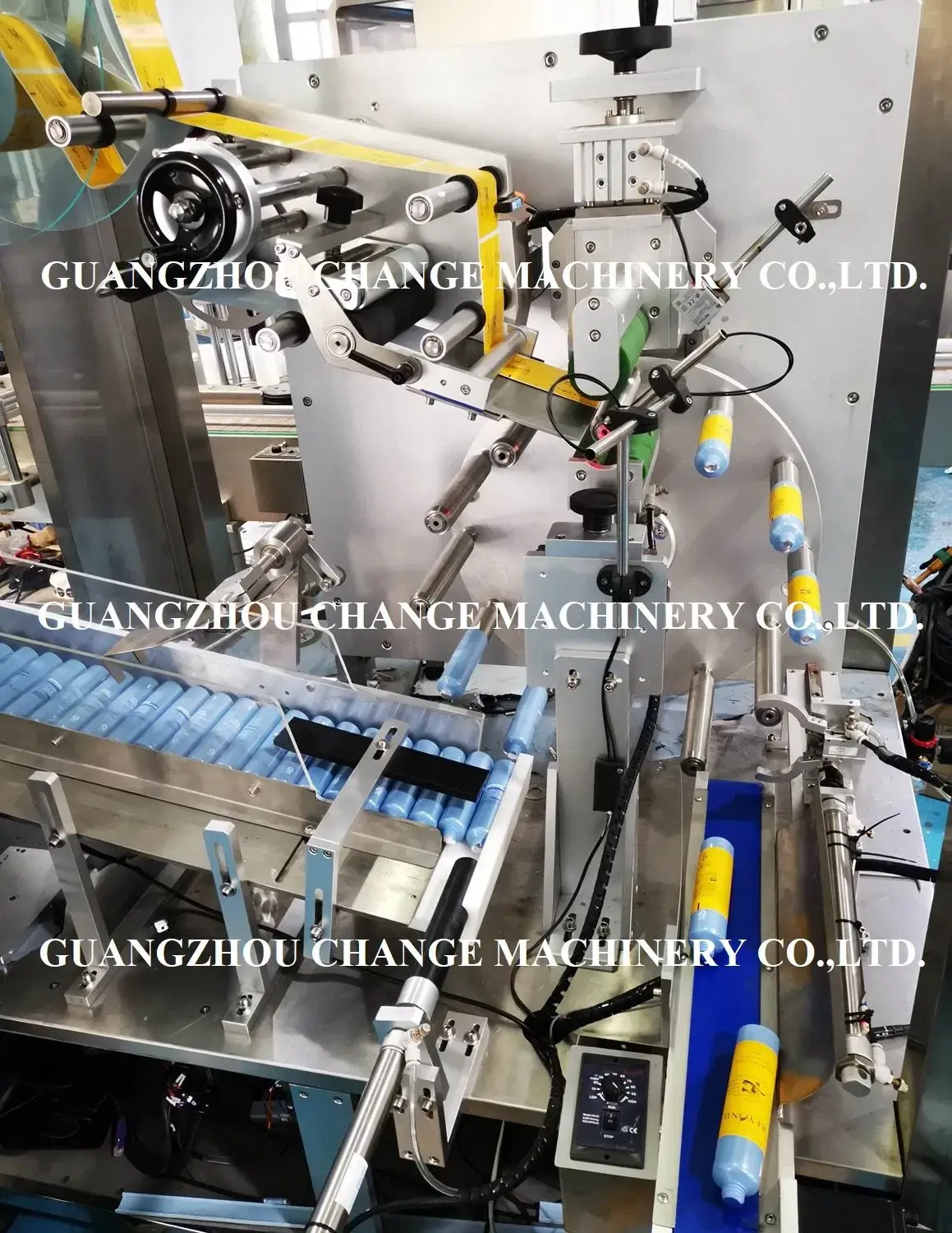 Máy dán nhãn cho ống nhựa mềm - Giải pháp dán nhãn chính xác và hiệu quả
