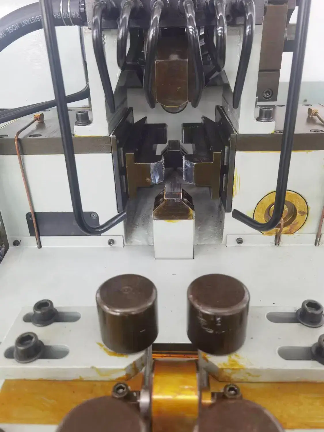 Máy phay CNC ngang với độ chính xác cao phục vụ cho việc mài mòn của ray hướng thang máy