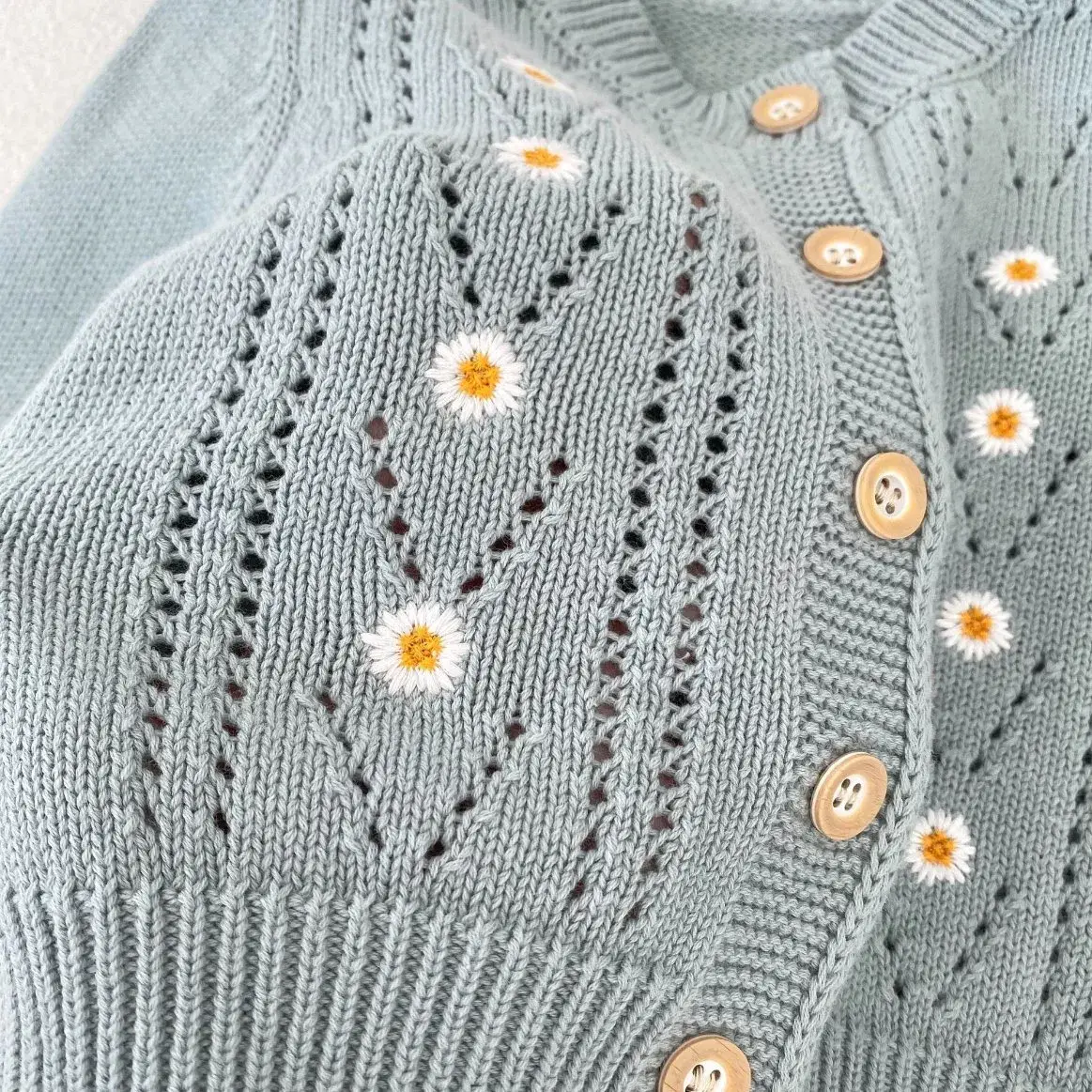 Trẻ sơ sinh: Áo len cotton màu xanh, quần áo thu đông và váy thêu hoa cúc rỗng cho bé gái