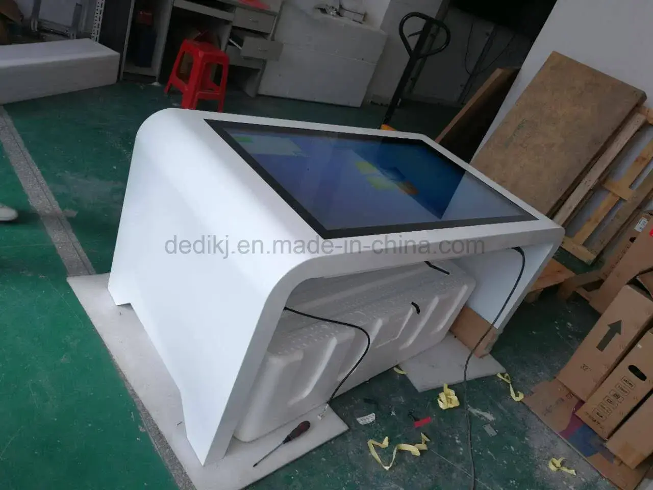 Bàn cảm ứng thông minh kích thước 43'' và 55'' dành cho không gian cà phê và nhà hàng
