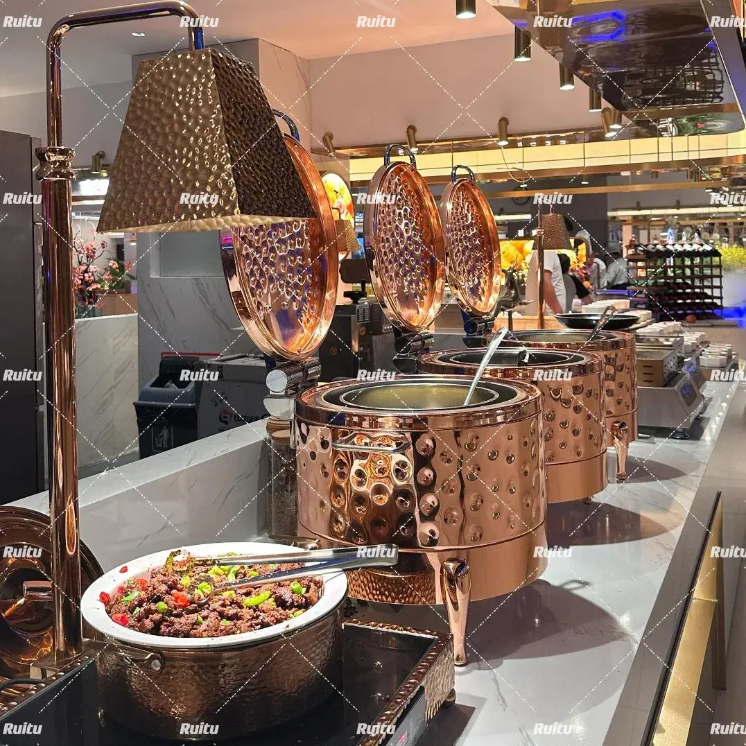 Bàn buffet chứa thực phẩm và đồ uống, bao gồm nồi súp, khay giữ nóng, sử dụng cả nhiên liệu và điện, làm từ thép không gỉ, với nắp màu bạc, là lựa chọn lý tưởng cho đám cưới và các dịch vụ ăn uống