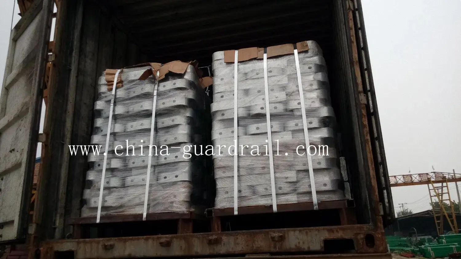 Rào chắn an toàn trong cabin với thanh chắn chùm tia W được biến dạng