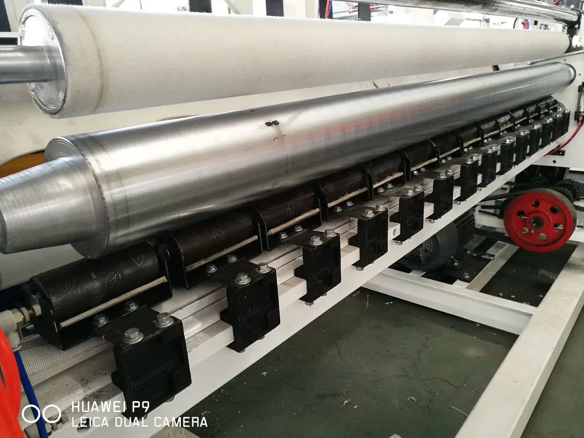Máy chế biến cuộn giấy vệ sinh tự động ứng dụng công nghệ dán lớp lamination mới nhất