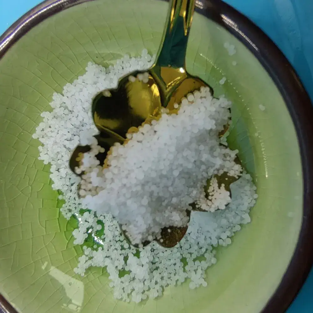 Hạt Ngọc Trai Natri Hydroxide Flakes: Nguyên Liệu Sản Xuất Giấy Chất Lượng Cao