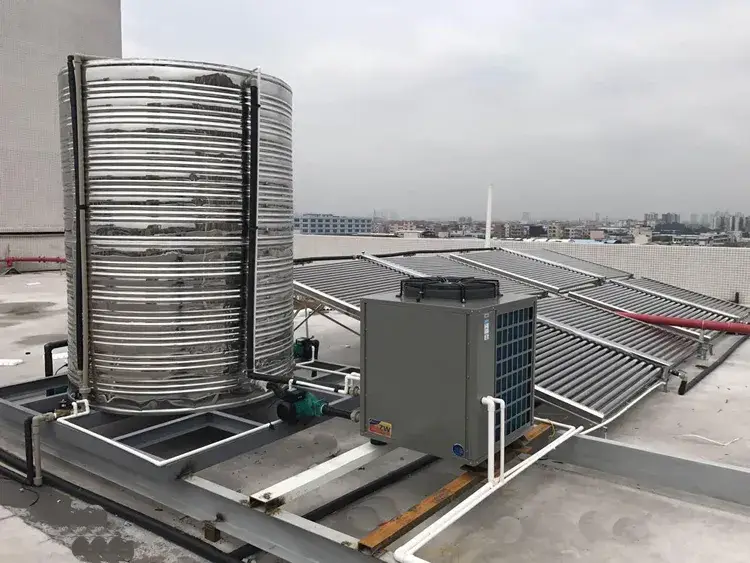 Lựa chọn hệ thống nước nóng tiết kiệm năng lượng với sự kết hợp của năng lượng mặt trời và bơm nhiệt