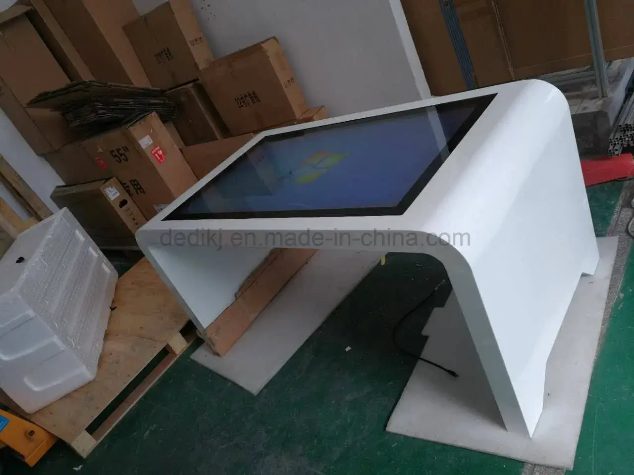 Bàn cảm ứng thông minh kích thước 43'' và 55'' dành cho không gian cà phê và nhà hàng