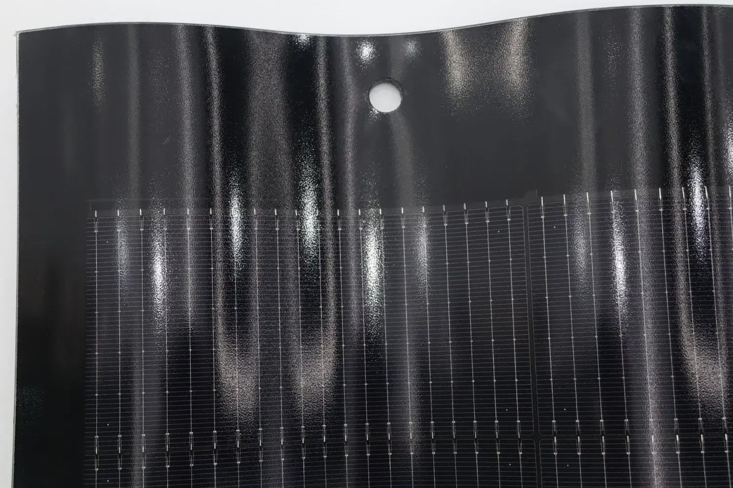 Ngói năng lượng mặt trời BIPV màu đen dạng mái cong - Lựa chọn công nghệ năng lượng xanh hiệu quả