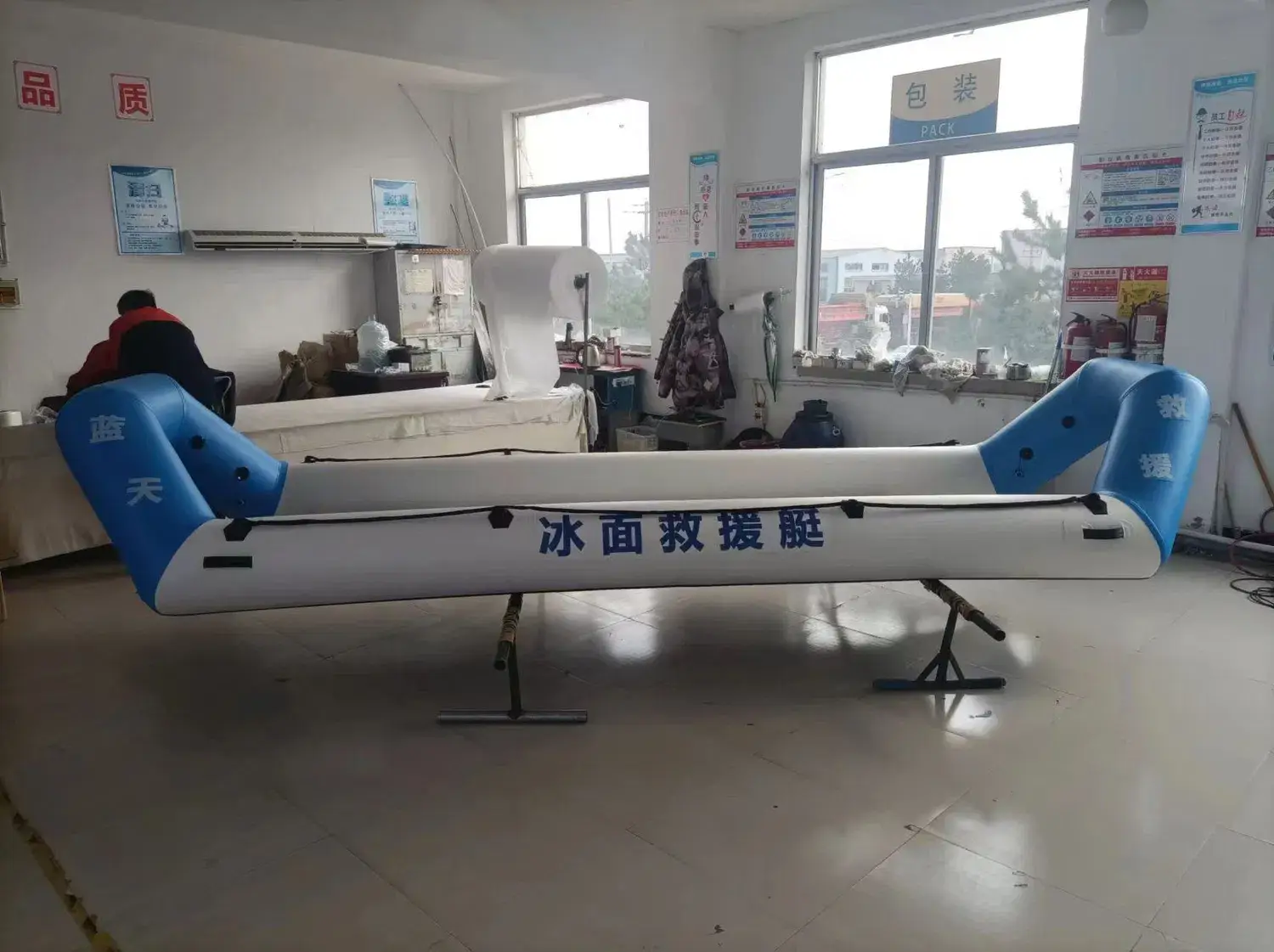 Thuyền cứu hộ gập gọn tiện lợi cho người dùng