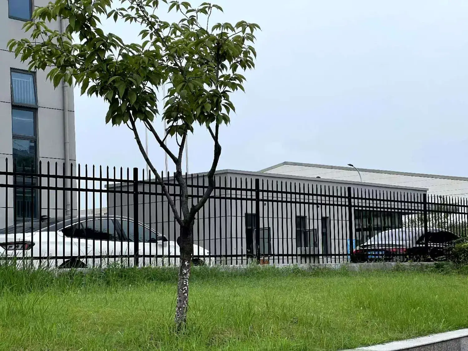 Cổng lái xe chất lượng cao, sắt nhôm thép sơn tĩnh điện dễ dàng lắp ráp và di chuyển