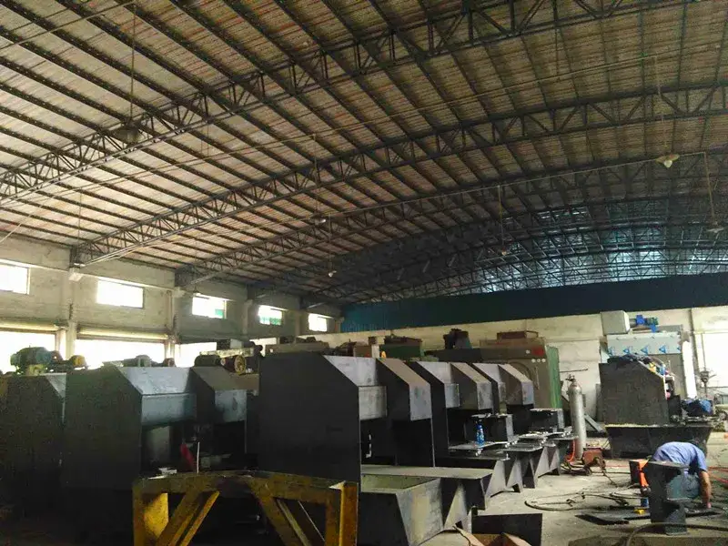 Máy móc bị hư hại để sản xuất quần jean